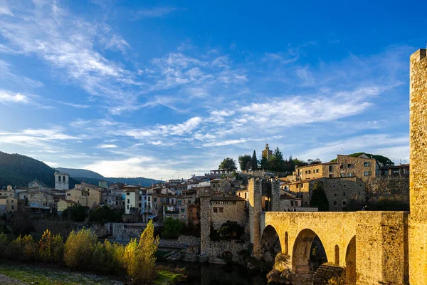 Besalu, Costa Brava, İspanya 'daki Ortaçağ köyü ve kalesinin panoramik manzarası. Besalu İspanya, Güney Avrupa 'da ünlü bir turizm merkezidir. Akdeniz yakınlarında turizm için güzel bir yer.