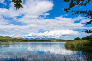 Katalonya, Girona, İspanya 'daki Banyoles Gölü manzarası harika.