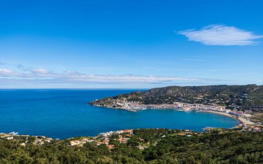 Tipik Akdeniz köyü El Port de la Selva, Costa Brava, Katalonya, İspanya üzerindeki kıyı manzarası