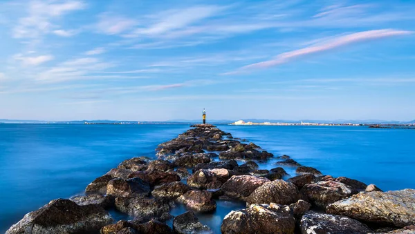 Güller Körfezi 'ndeki dalgalı su kayaları, İspanya, Kosta Brava, uzun süre açık