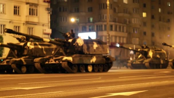 Tank tanker město noční průvod ulicemi výkon domy asfalt dlažba struktura — Stock video