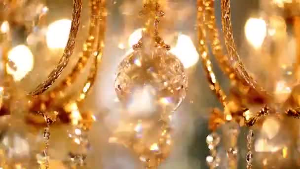 Kroonluchter lamp licht schans gouden kristal glas hoogtepunt lichtbundel rotatie beweging — Stockvideo