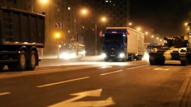 Beyaz Rusya Minsk geçit 4 Temmuz 2014 ordu asker gece şehir sokak cadde geçit askeri teçhizat Tarım makineleri Hasat traktör tank roket fırlatıcı Rocketeer'in tanker kask askeri ordu silah gösteri dizel caterpillar tekerlek duman
