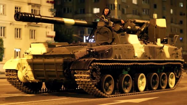 Beyaz Rusya Minsk geçit 4 Temmuz 2014 ordu asker gece şehir sokak cadde geçit askeri teçhizat Tarım makineleri Hasat traktör tank roket fırlatıcı Rocketeer'in tanker kask askeri ordu silah gösteri dizel caterpillar tekerlek duman — Stok video