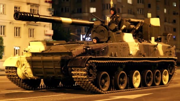 Weißrussland Minsk Parade 4. Juli 2014 Armee Soldat Nacht Stadt Straße Allee Parade militärische Ausrüstung landwirtschaftliche Maschinen Mähdrescher Tank Raketenwerfer Raketentanker Helm Militär Waffen Demonstration Diesel Raupe Rad Rauch — Stockvideo