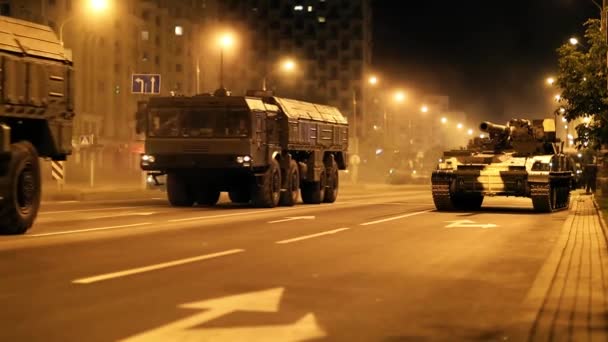 Weißrussland Minsk Parade 4. Juli 2014 Armee Soldat Nacht Stadt Straße Allee Parade militärische Ausrüstung landwirtschaftliche Maschinen Mähdrescher Tank Raketenwerfer Raketentanker Helm Militär Waffen Demonstration Diesel Raupe Rad Rauch — Stockvideo