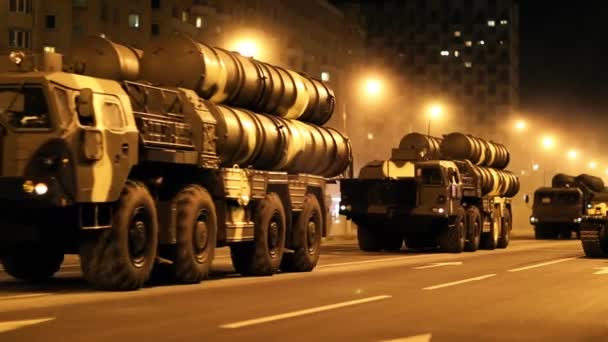 Μινσκ: Λευκορωσία παρέλαση 4 Ιουλίου 2014 στρατού στρατιώτης νύχτα πόλη Οδός Λεωφόρος παρέλαση στρατιωτικού εξοπλισμού γεωργικών μηχανημάτων θεριζοαλωνιστική μηχανή τρακτέρ δεξαμενή πυραύλων εκτοξευτή rocketeer δεξαμενόπλοιο κράνος στρατιωτική στρατό όπλα επίδειξης ντίζελ κάμπια ροδών καπνού — Αρχείο Βίντεο