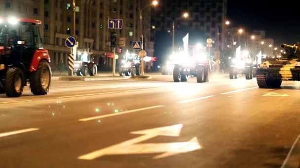 बेलारूस मिन्स्क परेड जुलै 4, 2014 सैन्य सैनिक रात्री शहर रस्त्यावर अव्हेन्यू परेड लष्करी उपकरणे कृषी यंत्रणा कापणी ट्रॅक्टर टाकी रॉकेट लाँचर रॉकेट टँकर हेलमेट लष्करी सैन्य शस्त्रे प्रदर्शन डिझेल कॅटरपिलर व्हील धूर — स्टॉक व्हिडिओ