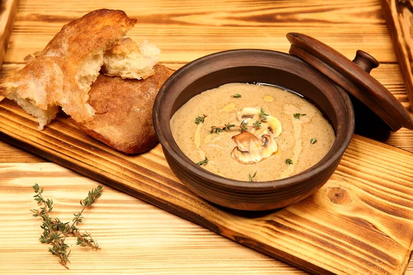 Dicke Pilzcremesuppe Einem Tontopf Richtige Ausgewogene Ernährung Vegetarische Gemüsesuppe Speisekarte Stockfoto