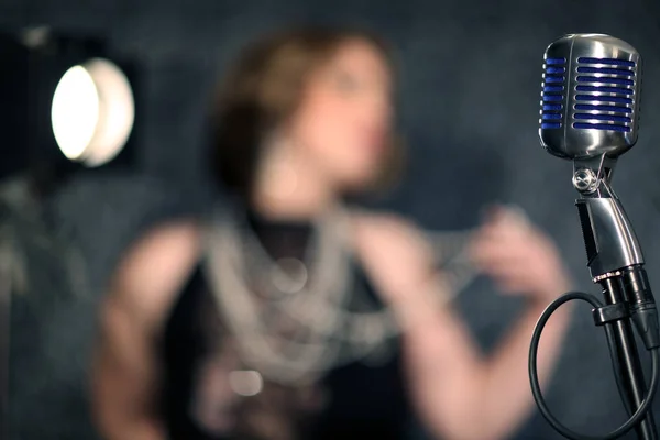 Menina Cantando Microfone Retro Gravação Clipe Estúdio Cantor Profissional Feche — Fotografia de Stock