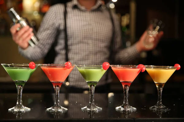 Flerfärgade Cocktails Närbild Bartender Med Shaker Och Fem Olika Drinkar — Stockfoto
