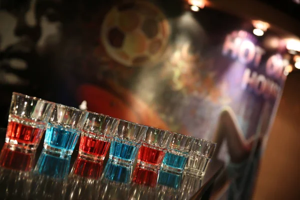 Flerfärgade Cocktails Shotglasögon Närbild Sex Röda Och Blå Olika Drinkar — Stockfoto