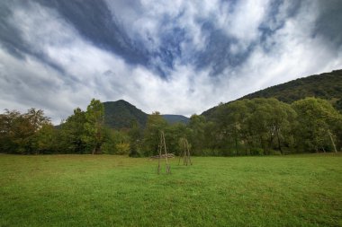 yeşil tarla ve dağlar