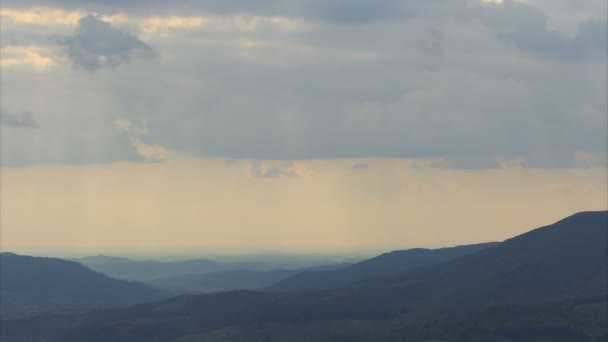 Timelapse de raio de luz sobre as montanhas — Vídeo de Stock