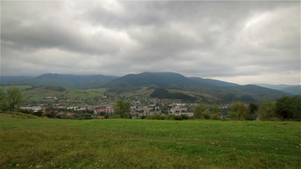 Montaña pueblo paisaje — Vídeos de Stock