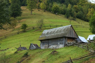 Bir tepe üzerinde rustik evi