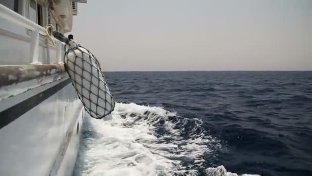 Yacht segel på ett hav — Stockvideo