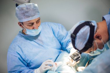 İş yerinde yorgun cerrah