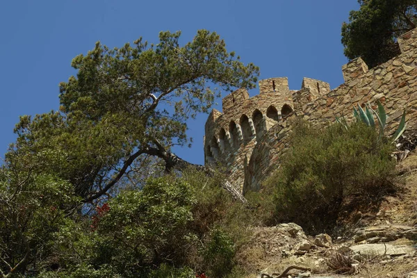 Castelo Espanhol e Paisagem Natural Verde — Fotografia de Stock