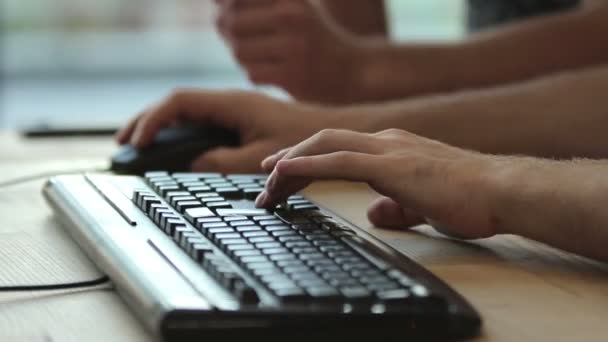 Trabalho com teclado de computador — Vídeo de Stock