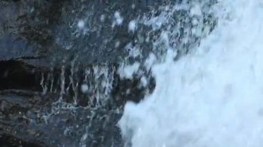 Su şelale detaylarla trickles ve taş veya (1080 p 25 fps, ses su sıçramalarına)