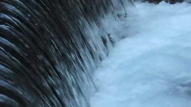 Köpük yakın çekim (1080 p 25 fps, ses ile güçlü su akışı aşağı akar)