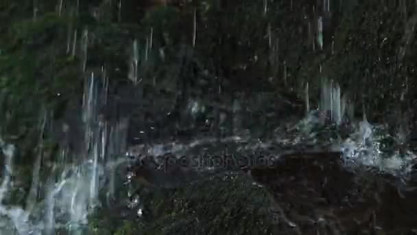 水滴在石头特写的瀑布底部 1080P 25Fps — 图库视频影像