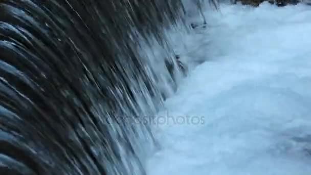 Corrente Água Poderosa Flui Para Baixo Com Formação Espuma Close — Vídeo de Stock
