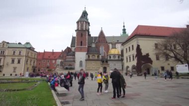 Krakow, Polonya - 5 Kasım 2019: Gezi yapan çocuklar ve Wawel Castl 'da birçok farklı insan (4k, 25fps)