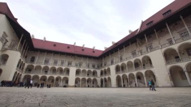 Krakow, Polonya - 5 Kasım 2019: Wawel Kalesi içinde turistlerle birlikte Rönesans avlusu (4k, 25fps)