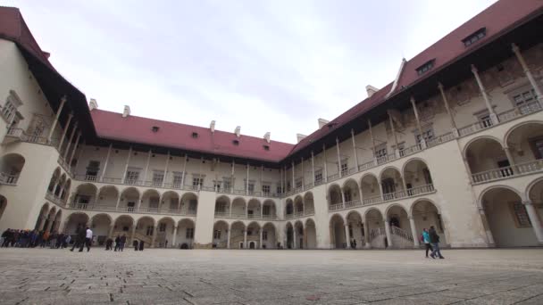 Krakau Polen November 2019 Renaissance Binnenplaats Wawel Castle Met Toeristen — Stockvideo