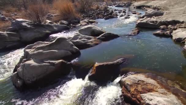 Górski Krajobraz Rzeki Wieloma Kamieniami Szorstki Strumień Patelnią Dwóch Małych — Wideo stockowe