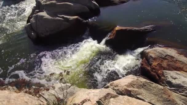 Paisagem Rio Montanha Com Vista Cima Com Riacho Áspero Pequenas — Vídeo de Stock