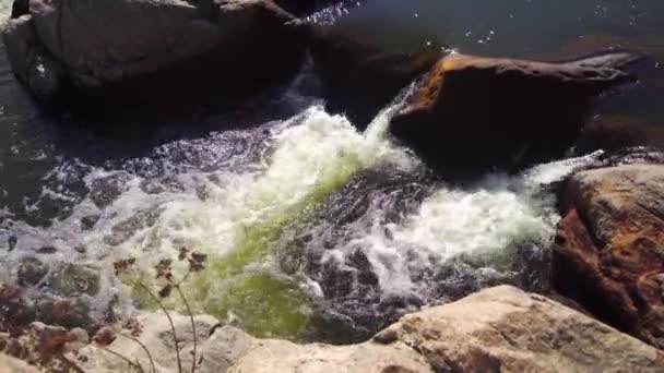 Vista Cima Rio Montanha Áspero Com Córrego Forte Cachoeiras Corredeiras — Vídeo de Stock