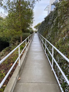 Tepenin zirvesine uzun bir rampa.