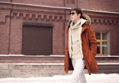 Moda şık adam bir ceket ve c yürüyüş güneş gözlüğü takmış