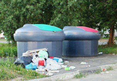 sokakta çöp tenekeleri yakınındaki çöp yığını dağınık