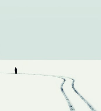 Kış soyut fotoğraf siluet bir adamın kar em de yol