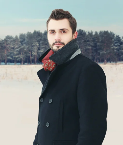 Retrato de moda guapo elegante barbudo hombre usando un negro co —  Fotos de Stock