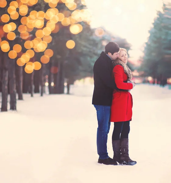 Silhouette of loving couple embracing in warm winter day, christ — Stock Photo, Image