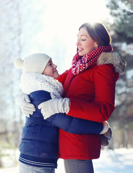 Vinter, jul och människor koncept - glad familj son barn hu — Stockfoto