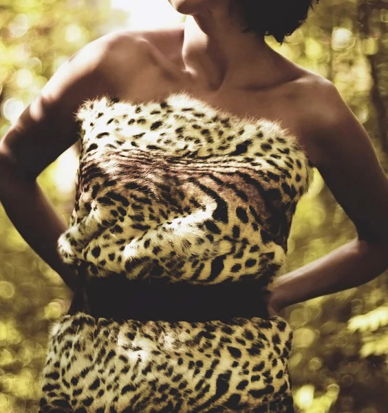 Жінка в одязі з хутра леопарда в лісі диких джунглів — стокове фото