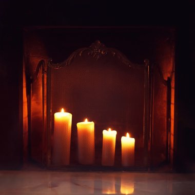 Noel şömine ile yanan mumlar alev oluşturmak ılık ışık