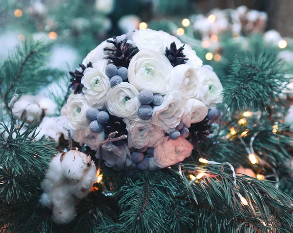 Belles fleurs de bouquet de mariage d'hiver avec cônes décorés sur — Photo