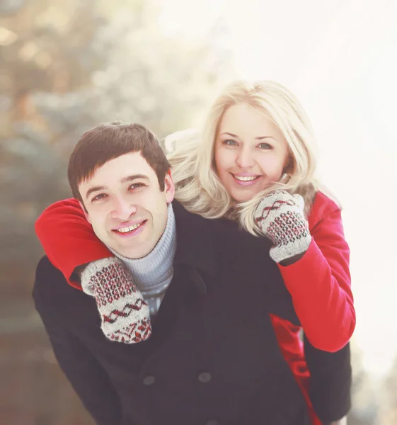 Retrato feliz jovem sorrindo casal apaixonado se divertindo no inverno — Fotografia de Stock