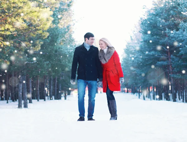 Noel, kış ve insanlar kavramı - mutlu genç çifti gülümseyen — Stok fotoğraf