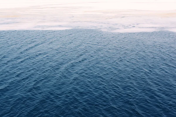 O gelo rachado flutua em um oceano congelado da água, backg abstrato do inverno — Fotografia de Stock