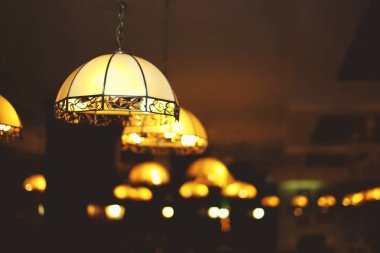 Arka plan bulanık ile iç closeup ışık avize