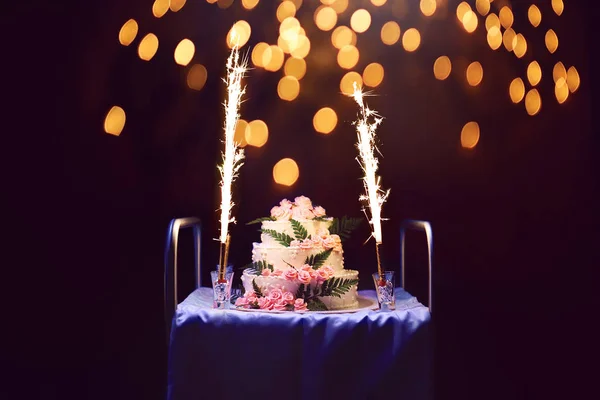 Feier, Geburtstagstorte mit Kerzen und Feuerwerk — Stockfoto