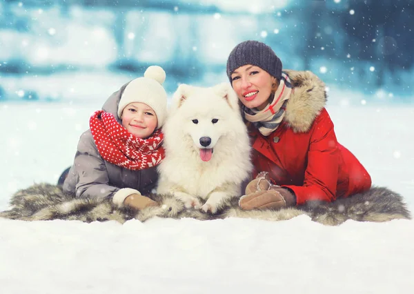 Рождественская счастливая улыбающаяся семья, мать и сын, гуляющие вдали от дома — стоковое фото